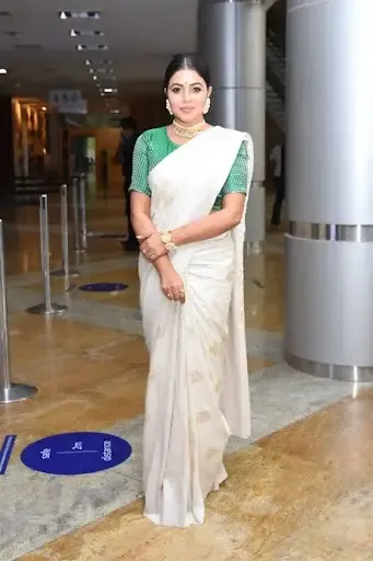 SOUTH INDIAN ACTRESS POORNA IMAGES IN WHITE SAREE 6
